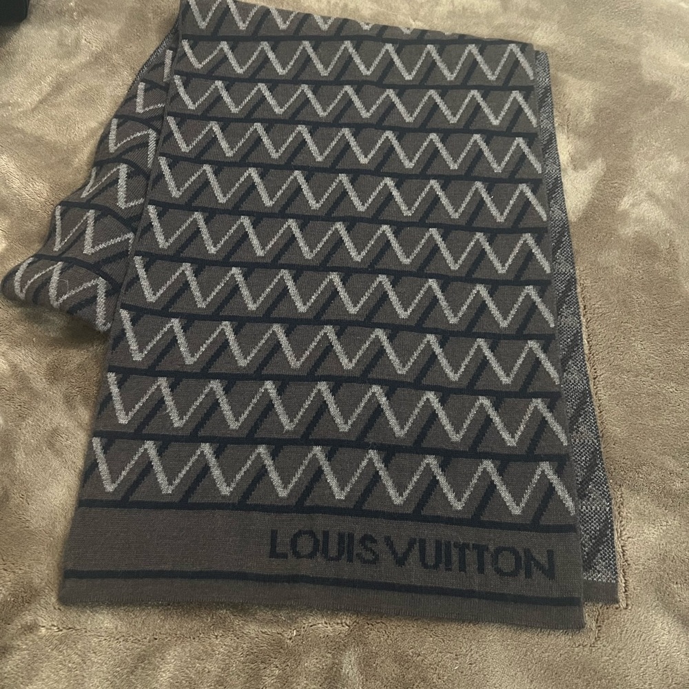 Louis Vuitton scarf - Picture 4 of 5